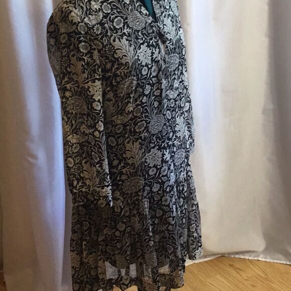 Tunic style dress with long sleeves, tie back, by ROSE & OLIVE in size medium - Picture 7 of 14